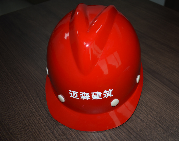 講述施工現(xiàn)場(chǎng)佩戴建筑安全帽注意事項(xiàng)。